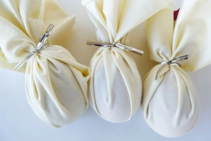 Оргинальный и эффектный способ окрашивания пасхальных яиц.