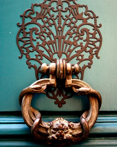 Дверной молоток, как ручка для дверки шкафа, бюро, как вешалка в ванной