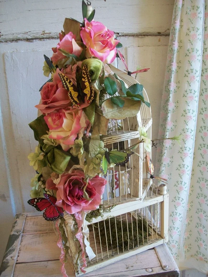 Клетка для птички (пускай даже пустая, но украшенная цветами)