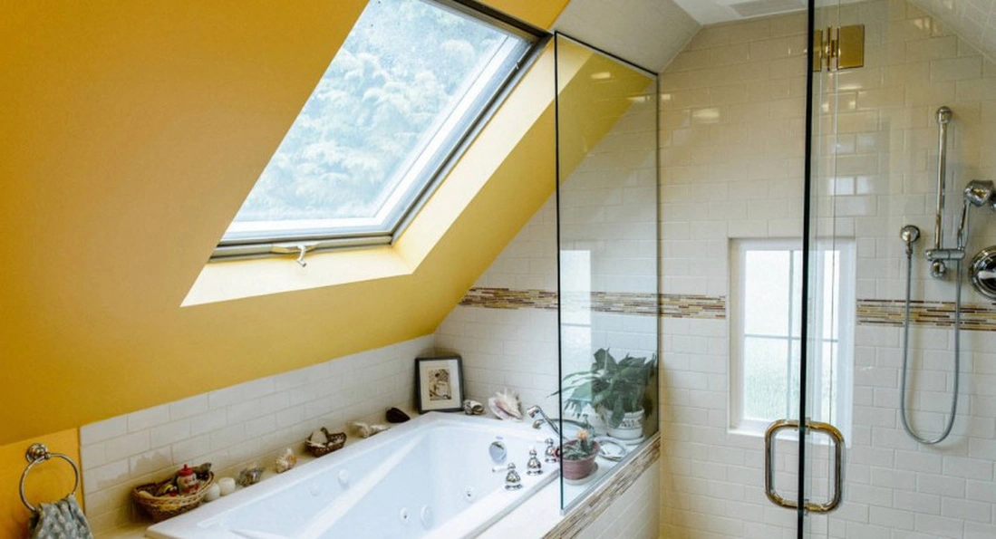 Стеклянная шторка для ванной в мансарде