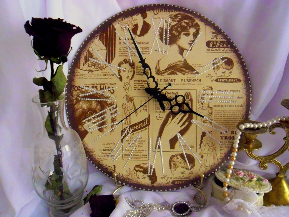 Часы с жемчужинками на подставке от старого зеркала 