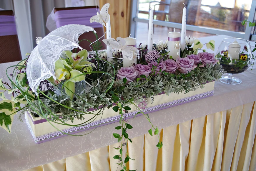 Живые цветы и композиции из них выглядят изысканно и неординарно.