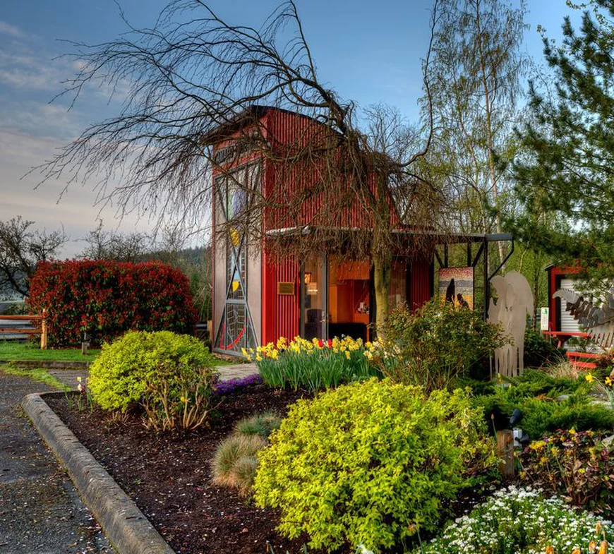 Беседка-мастерская с витражом