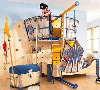 Маленькому юнге понравится идея превратить комнату в корабль.