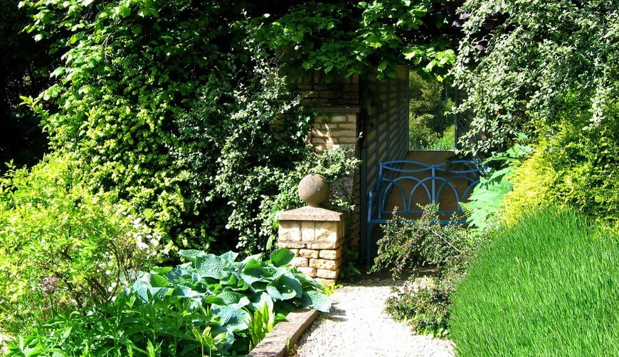 Самый неказистый забор, в который всегда упирается взгляд, вдруг превращается в таинственную калитку ведущую в сказочный лес (поле, сад, луг), а возможно, глухая стена садовой постройки вовсе не стена, а арка с плющами.