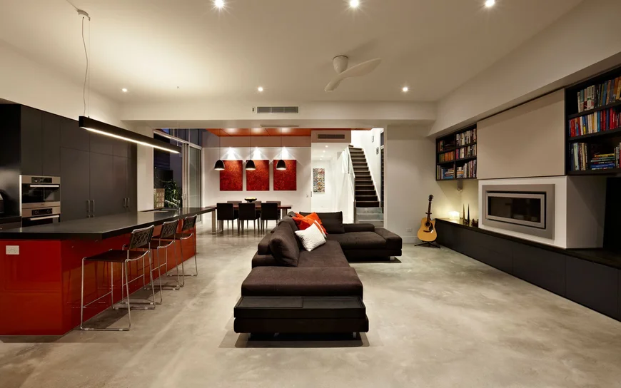 Часто используется прием объединения гостиной, столовой и кухни. Это значительно увеличивает свободную площадь и изменяет пространство гостиной.