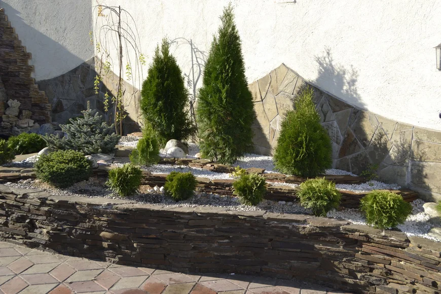 При строительстве длинные подпорные стенки лучше разделить лестницами.