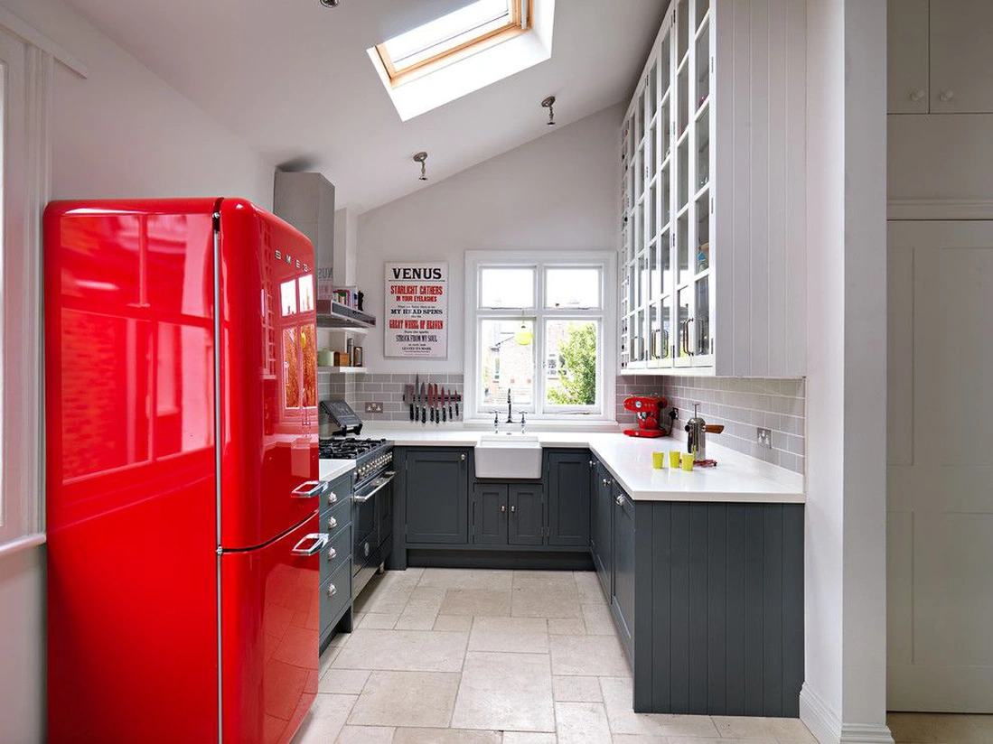 Роскошный красный холодильник - украшение интерьера