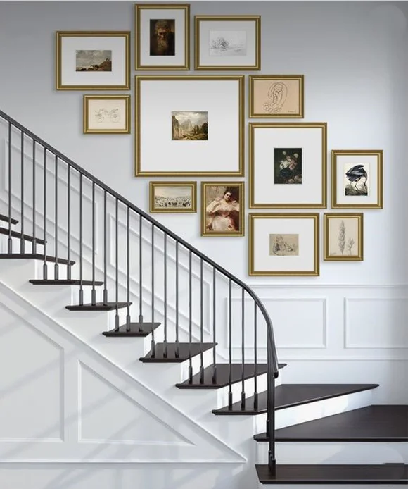 Прикрашаємо стіну біля сходів знімками