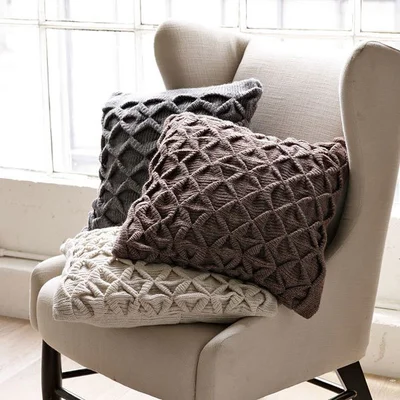  Дизайн подушек должен быть хорошо продуман, а материалы тщательно подобраны к стилю.  