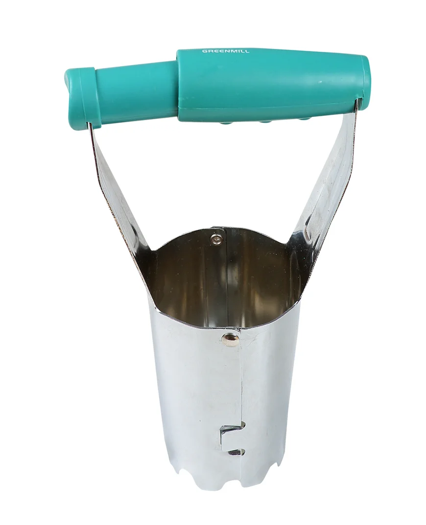 Автомат для посадки луковиц выкапывает лунки, точно по размеру луковицы. Удобен в применении благодаря устройству, позволяющему вынимать грунт и высыпать его обратно. Имеет шкалу глубины посадки.