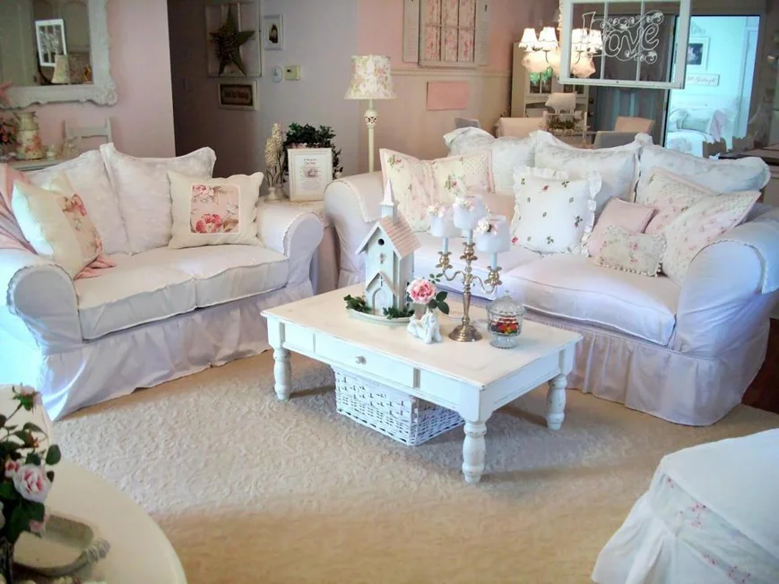 Большое количество нежного текстиля, ажурных салфеток, подушек, вазочек, розочек, птичек, рюшей