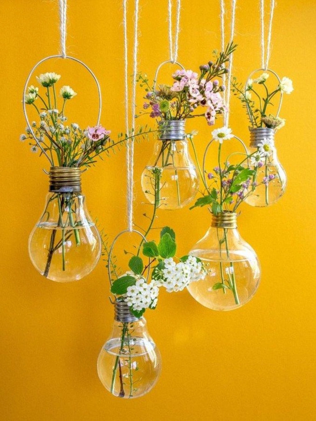 Цветочный декор в подвесных стеклянных сосудах