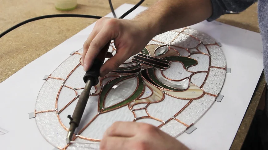 Элементы припаиваются по внутренним и наружным кромкам хорошо прогретым, тонким паяльником Элементы припаиваются по внутренним и наружным кромкам хорошо прогретым, тонким паяльником