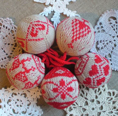 Елочные украшения: вязаные шары, вышитые крестиком обереги, игрушки с орнаментами, оленями, снежинками