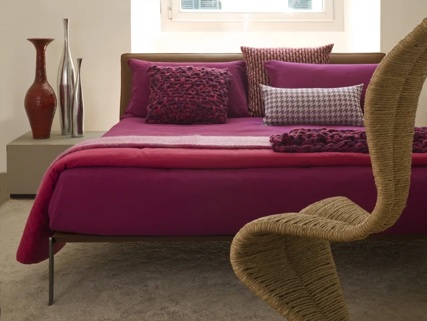 При помощи ткани на подушках можно легко ввести в интерьер дома различные орнаменты и фактуры.