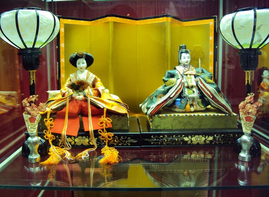 Устраиваем ниши, в них размещаем японские куклы, фонарики и лампы, деревянные коробочки. Здесь же найдется место для телефонов, пульта от телевизора, и прочих необходимых мелочей.