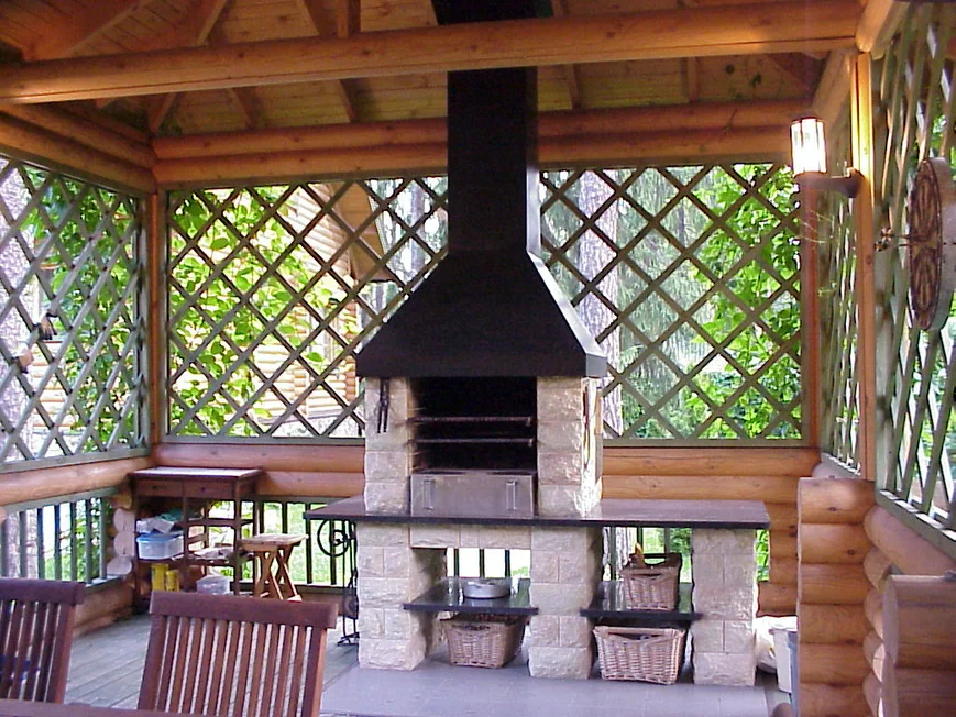  Для небольшой компании , в ожидании угощения гостям нужна территория для общения.