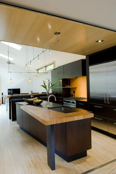 Современная кухня с комбинированными фасадами.