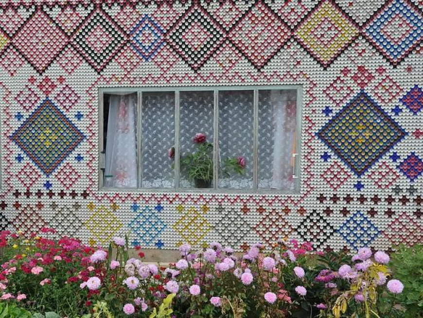 В качестве материала для мозаики - крышки от бутылок