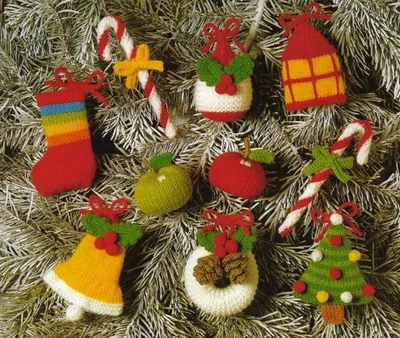 Теплые варежки и носочки из пушистой шерсти могут стать милыми новогодними украшениями