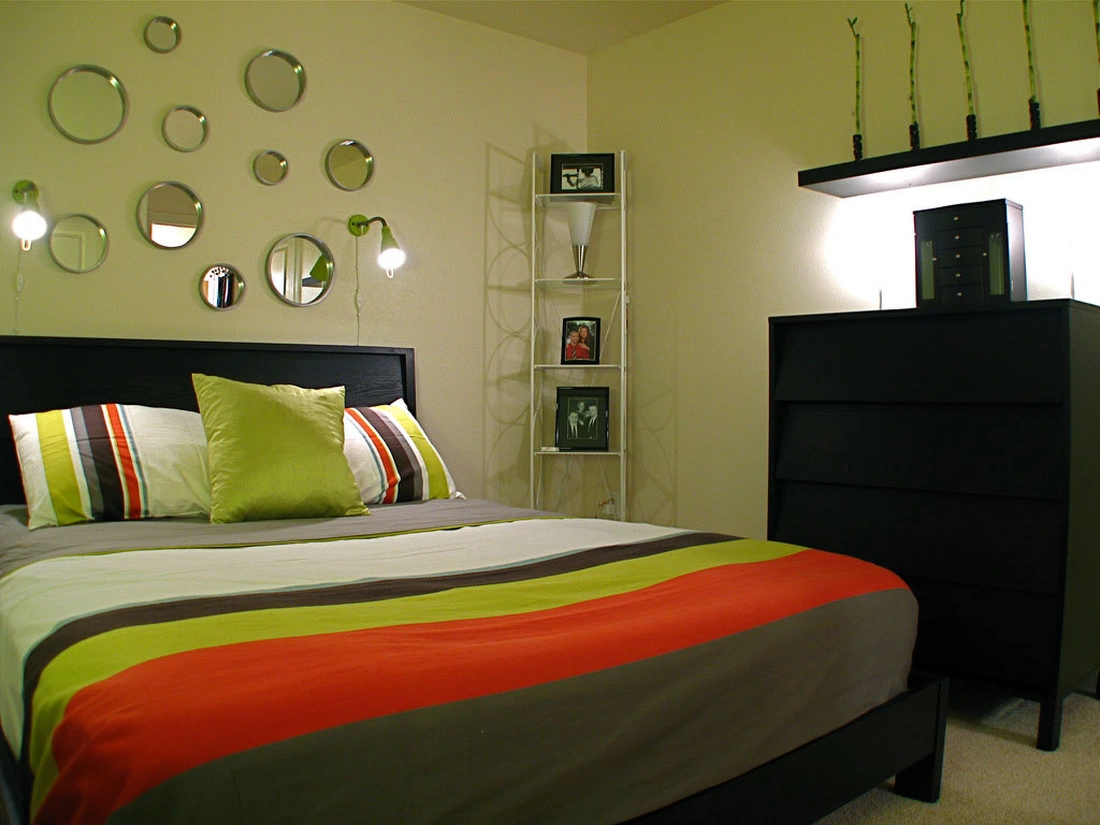Для спальни в стиле модерн характерны комбинации материалов: дерево и стекло, пластик и природный камень.