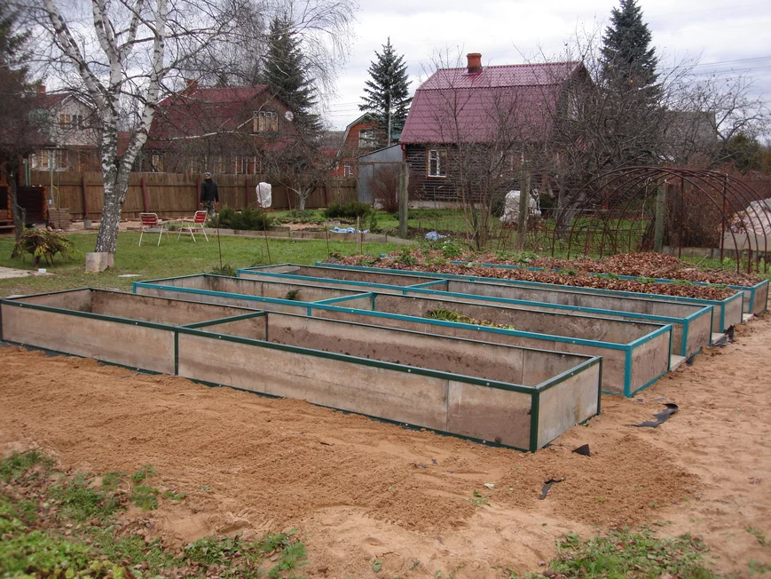 Организуйте 4 грядки для чередования овощных культур, это обеспечит севооборот.