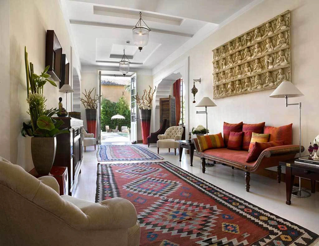 В декоре гостиной в индийском стиле, обязательно используются крупные напольные вазы, украшенные узорами.