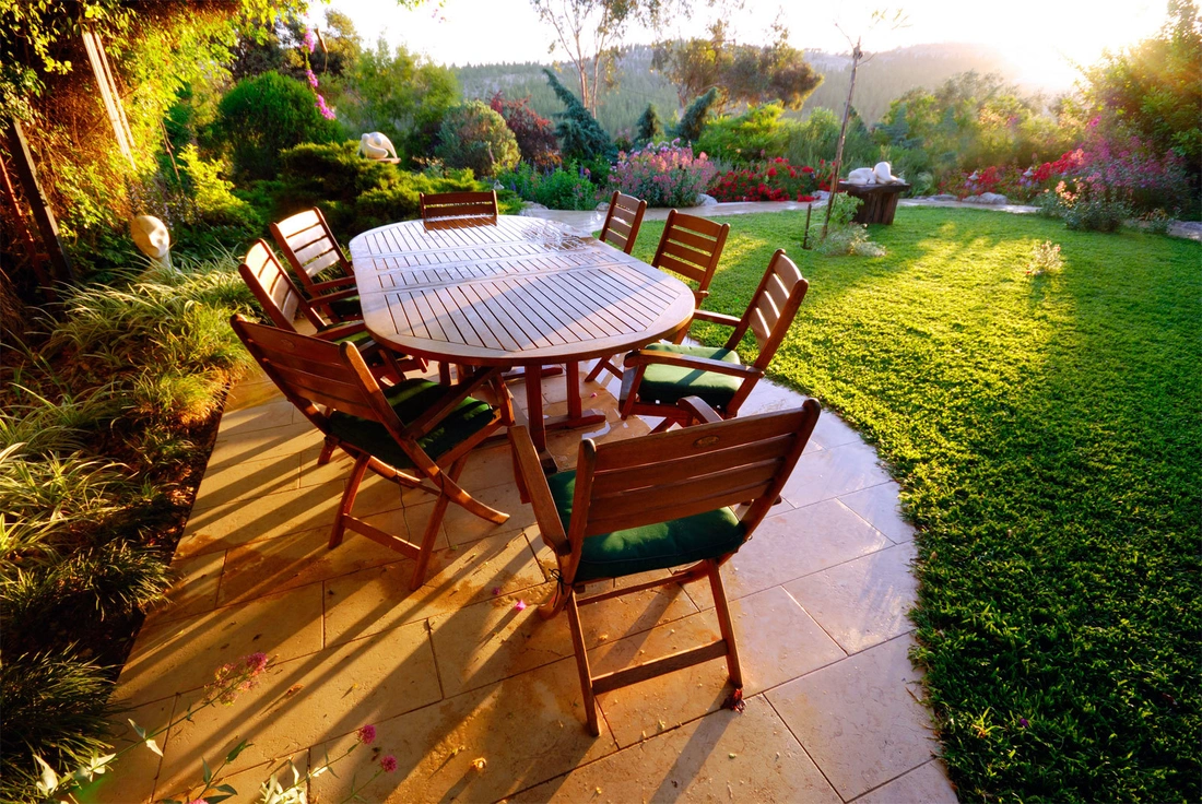 На освободившемся солнечном месте, можно организовать огород или розарий, сделать мощеную площадку для патио или поставить фонтанчик.