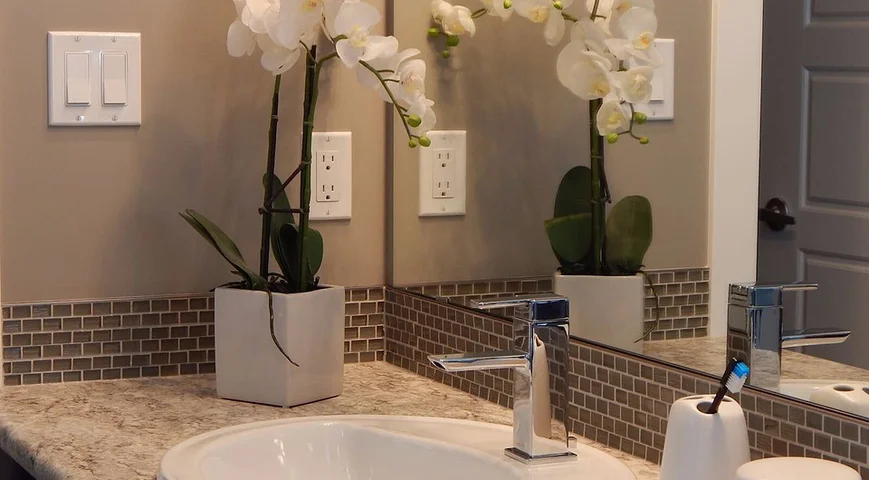 Надежный и быстрый монтаж зеркала на клей T-REX от Soudal