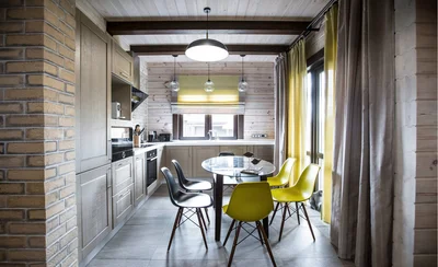 угловая кухня с яркими акцентами