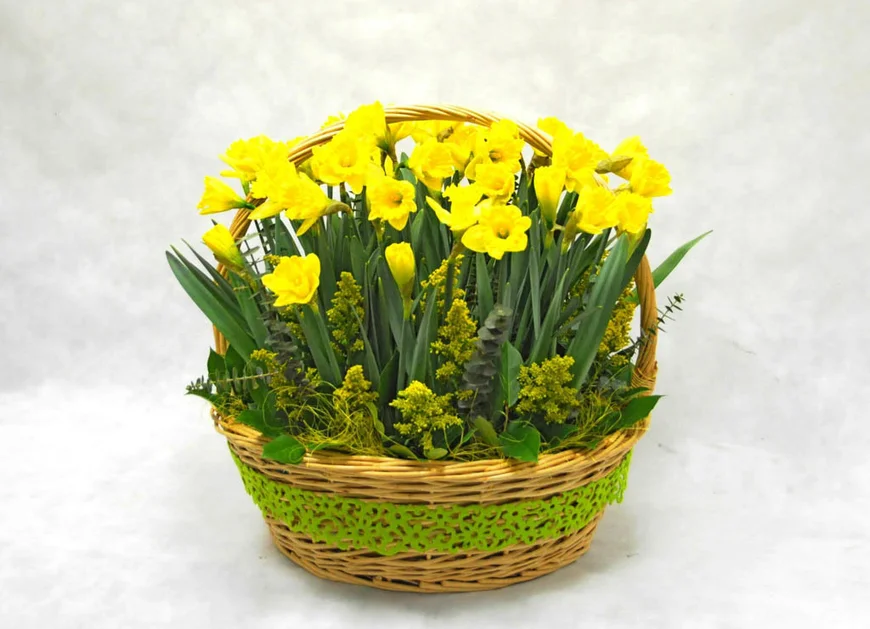 8 Марта женщины ждут в подарок цветы: целый букет.