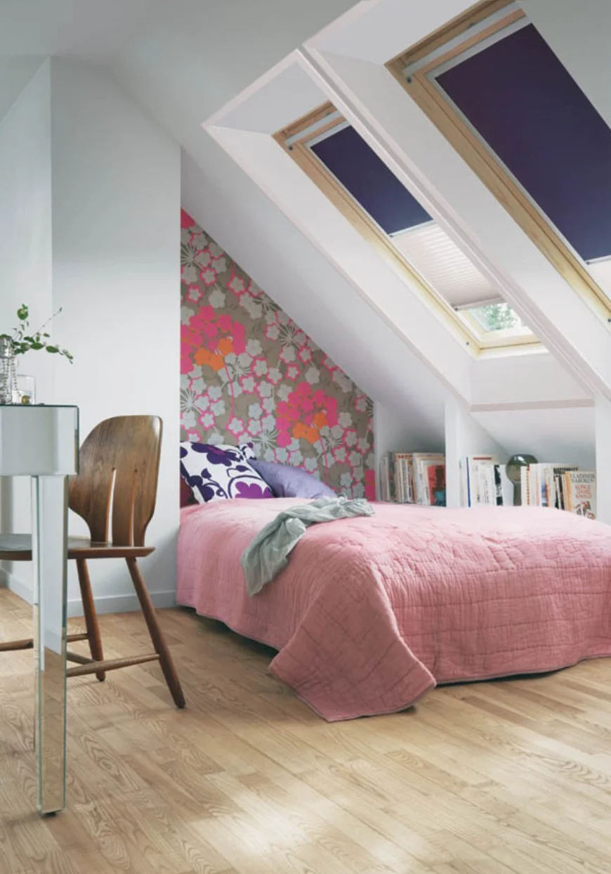 Для притенения от солнца окна удобно декорировать жалюзи или рулонными шторами с дистанционным управлением.