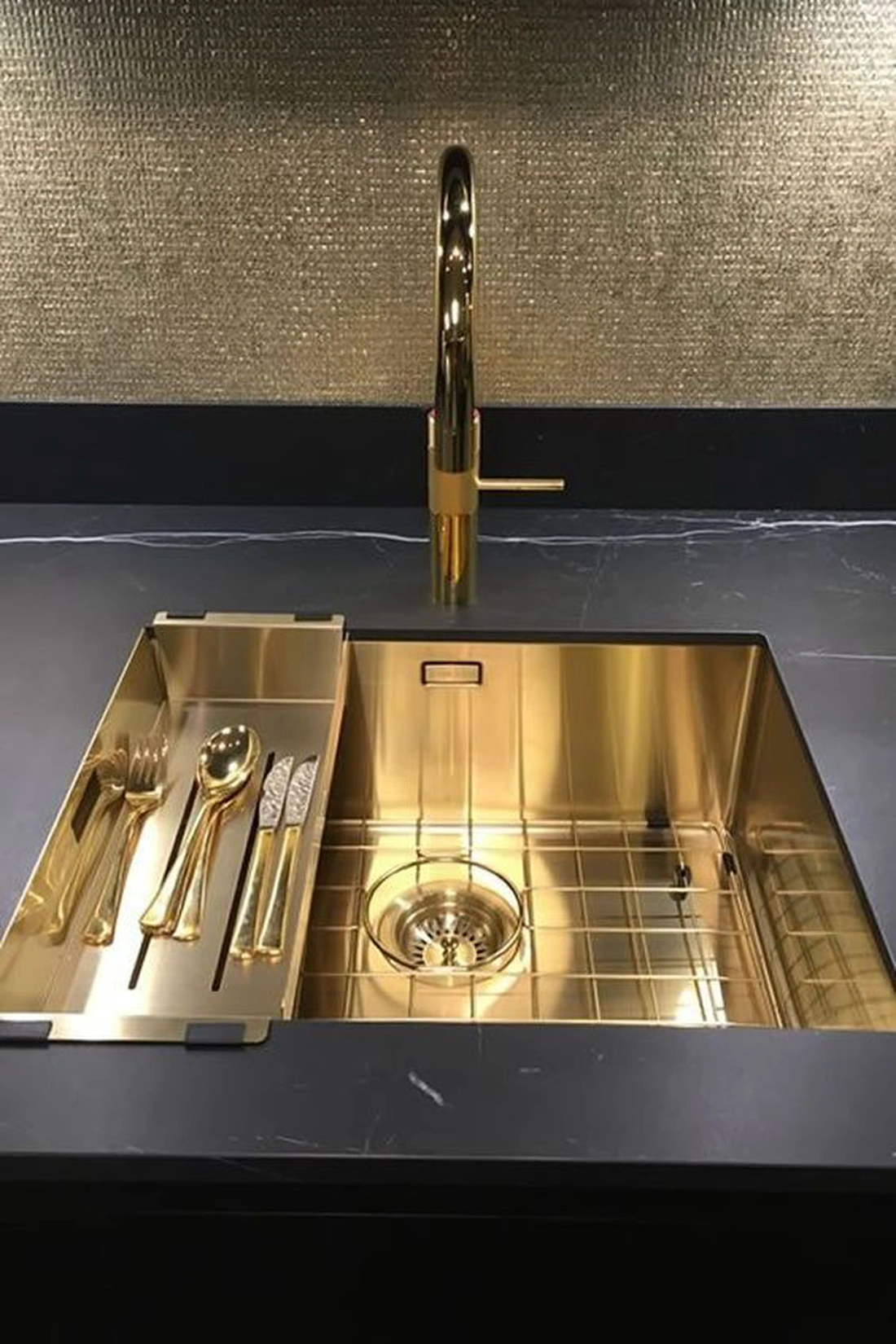 Роскошная кухонная мойка в золотом цвете