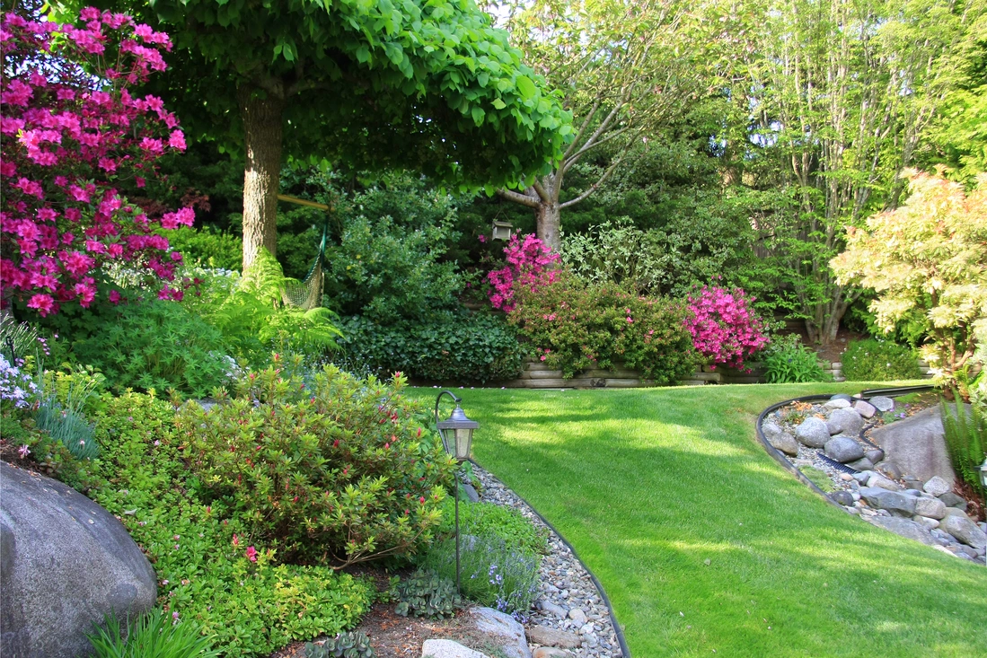 Цветущий и ухоженный садовый участок - это не только прекрасные растения и удобные беседки, но и наш труд и потраченное время.