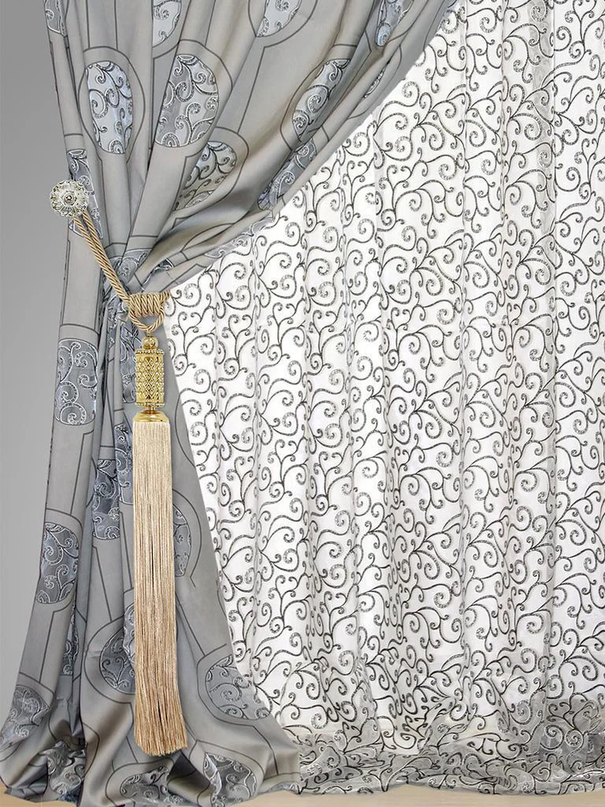 Кисти придают интерьеру легкий шлейф аристократичности и торжественности.