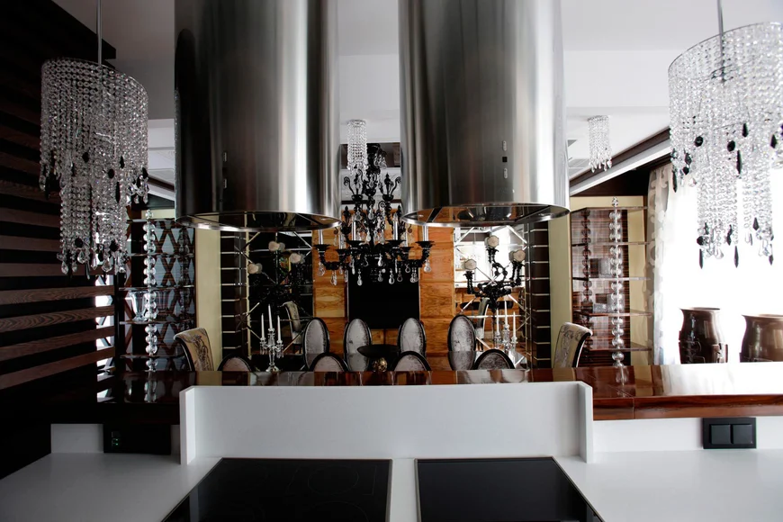 Органично смешиваются несколько стилей, что придает гостиной яркость и создает настроение