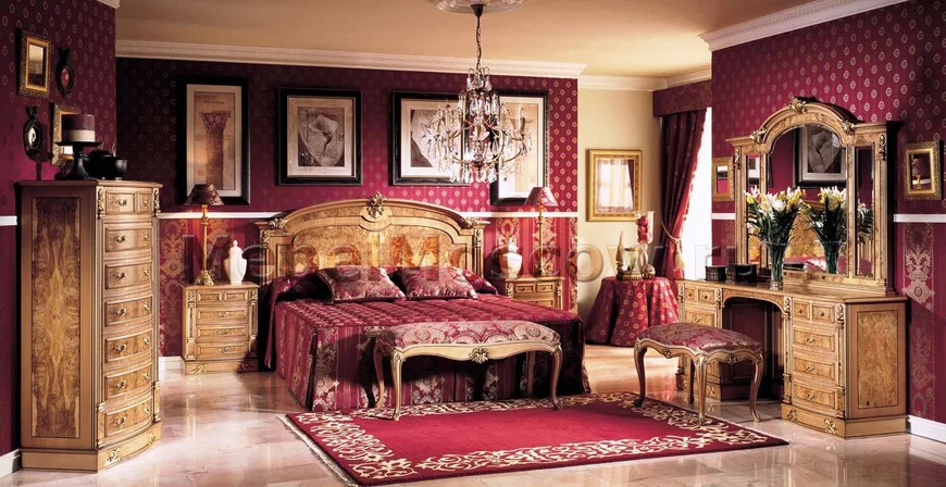 Спальня в классическом стиле - массивная мебель, дорогая люстра, картины и светильники только высокого качества.