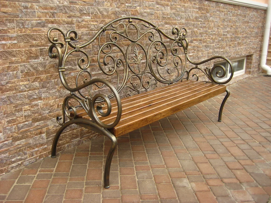 Садовая мебель, чаще всего, изящная кованая