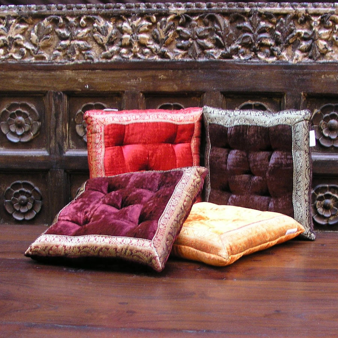 Классика хорошо поддерживается интерьерными подушками из хорошего, качественного текстиля.
