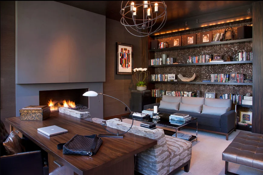 Если площадь позволяет, меблировка дополняется удобным мягким уголком или диваном, кофейным столиком и камином. 