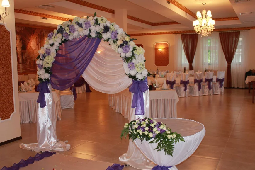 Арка из цветов, разделяющая зону банкета от остальных зон.