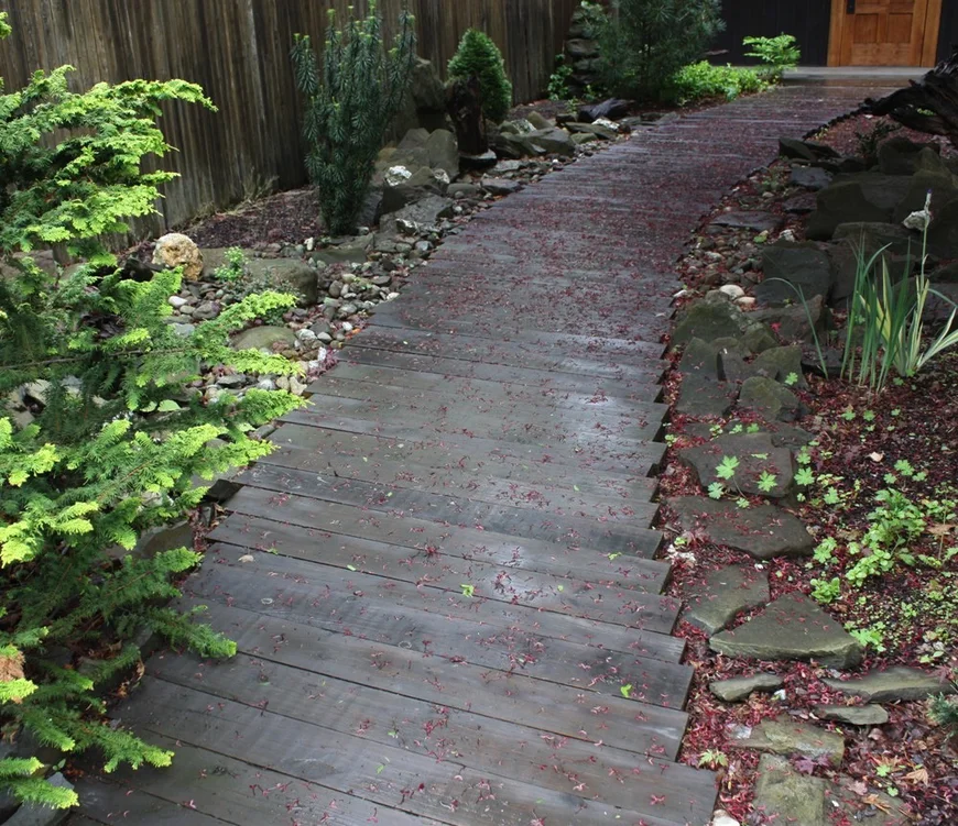 Дерево - теплый материал, по такой дорожке приятно ходить босиком.  