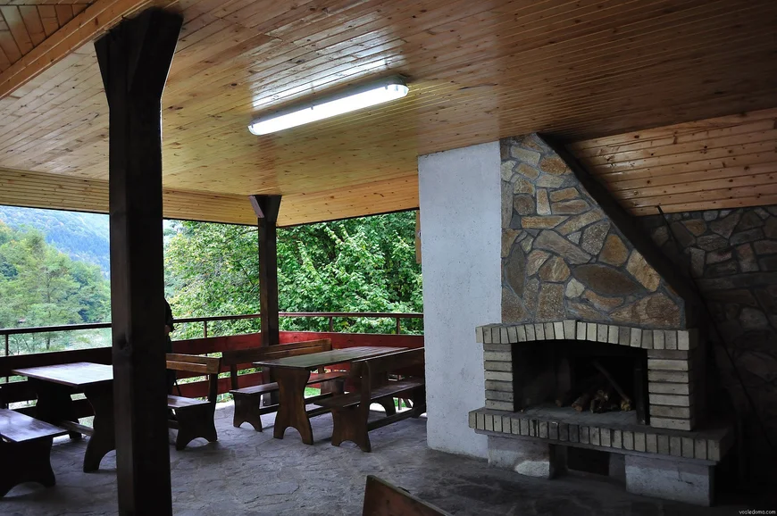  В каждом отдельном случае беседка будет иметь разный размер, особый набор мебели и применение мангала.