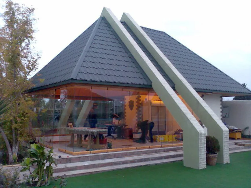 Остекление позволяет использовать беседку в холодное время года Остекление позволяет использовать беседку в холодное время года