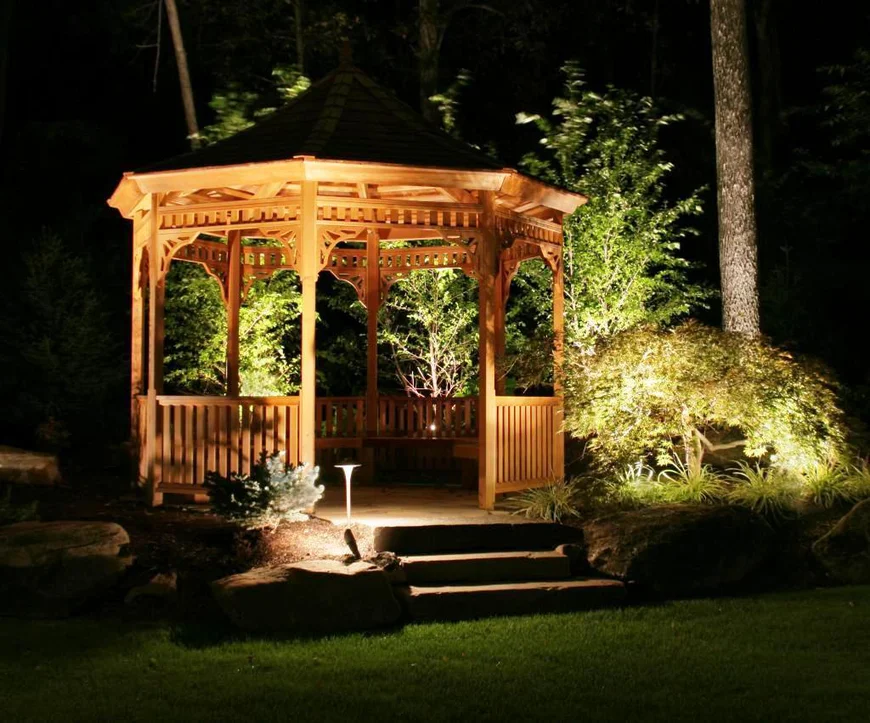 Наиболее красочные растения, декоративные элементы в саду и дорожку, ведущую к беседке, не забудьте подсветить.