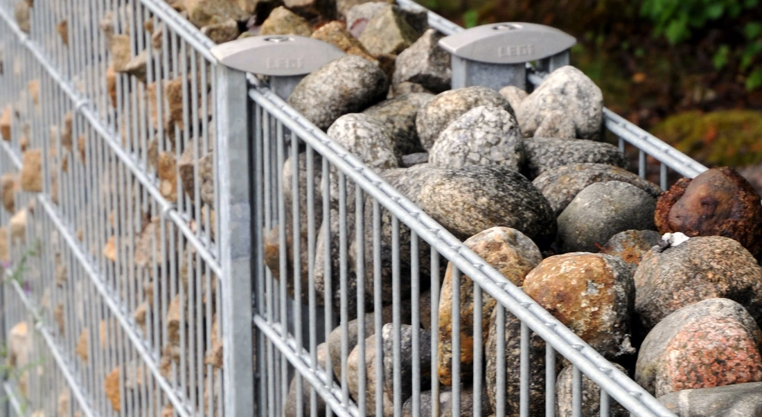 Натуральный камень, щебень, морская галька подходящего размера используются как основной материал