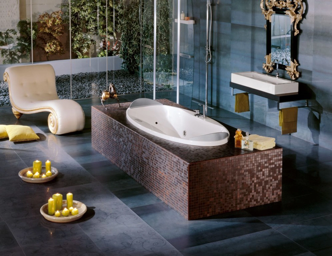 Комбинируйте мозаику с керамической плиткой или деревом. Такие сочетания придают интерьеру средиземноморский, восточный колорит и делают весь облик ванной комнаты более многогранным.