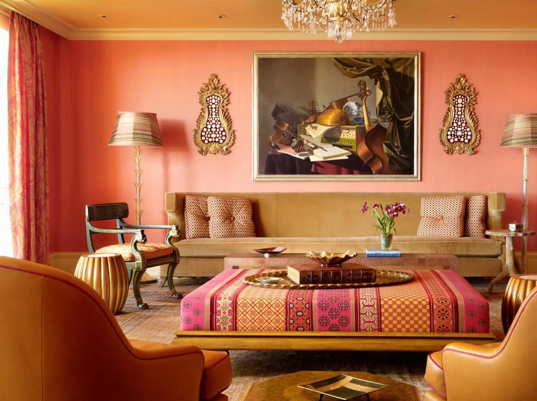 Традиционным фоном в индийских  гостиных являются белый, бежевый, песочный, карри, персиковый, розовый, голубой и даже синий цвета.