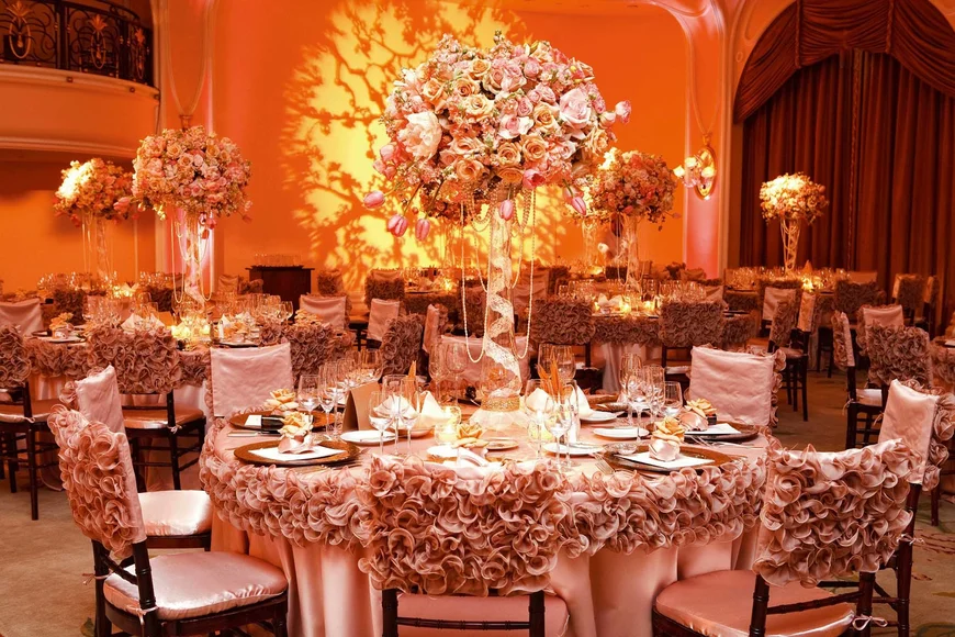 Оформление банкетного зала  напрямую зависит от зонирования помещения и назначения этих самых зон. 